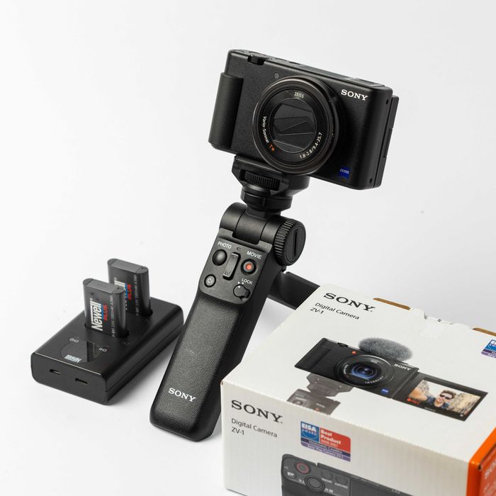 Aparat kompaktowy Sony ZV1 z dodatkowymi bateriami i uchwytem