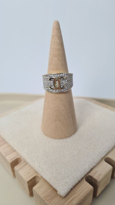 Nowy złoty pierścionek typu Chanel szeroka obrączka białe cyrkonie 585