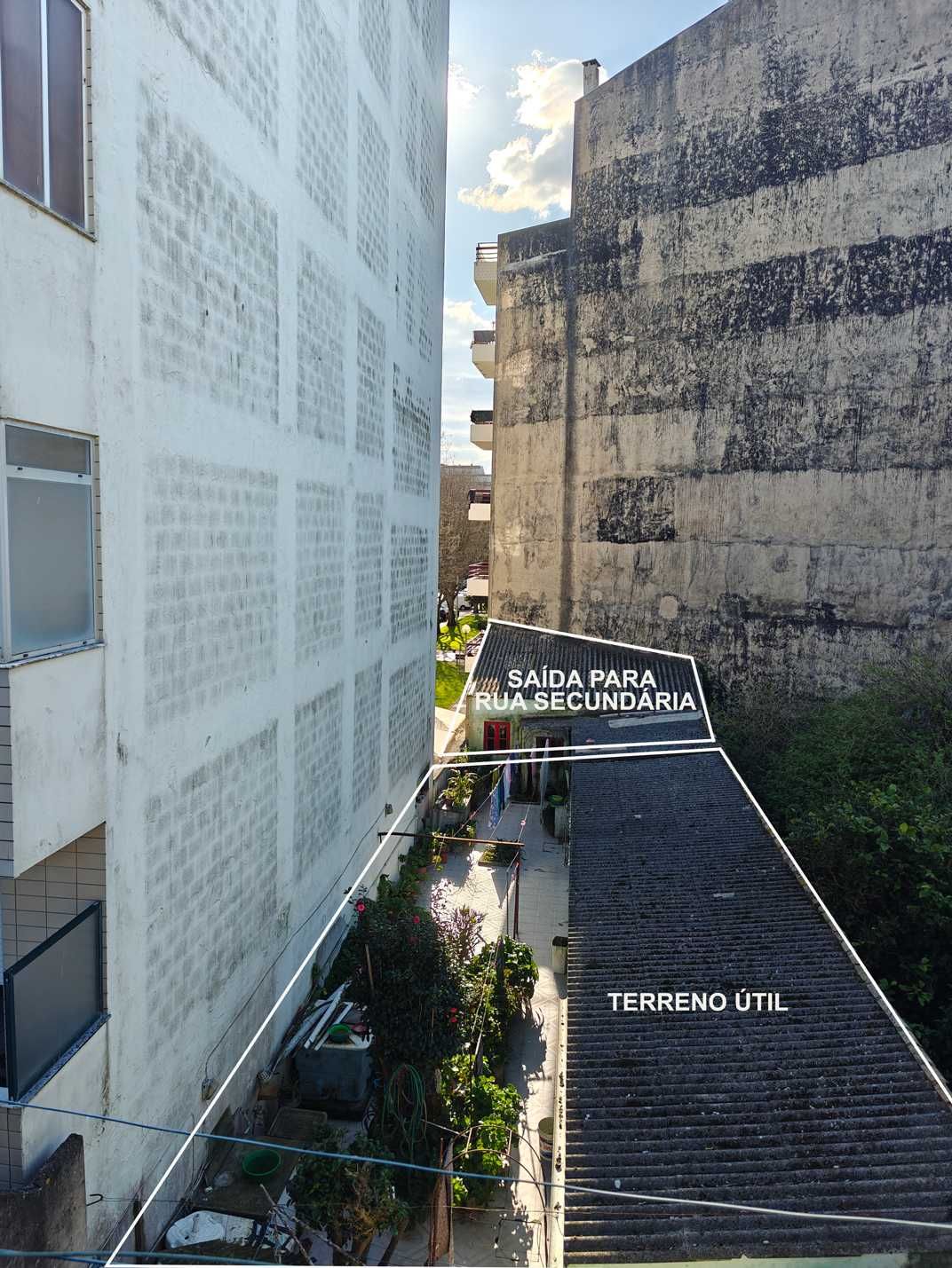 Moradia de 3 andares c/ terreno extenso para reabilitar ou reconstruir