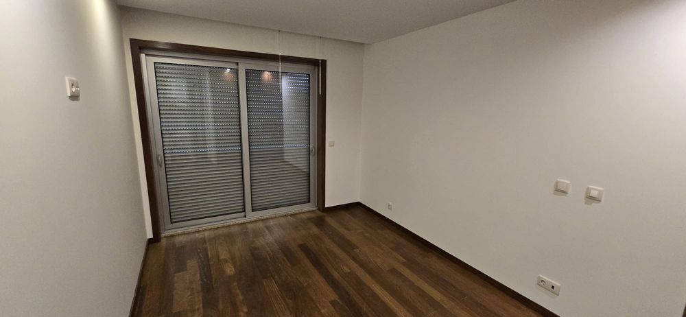 Apartamento T3 com varandas e garagem na Meadela