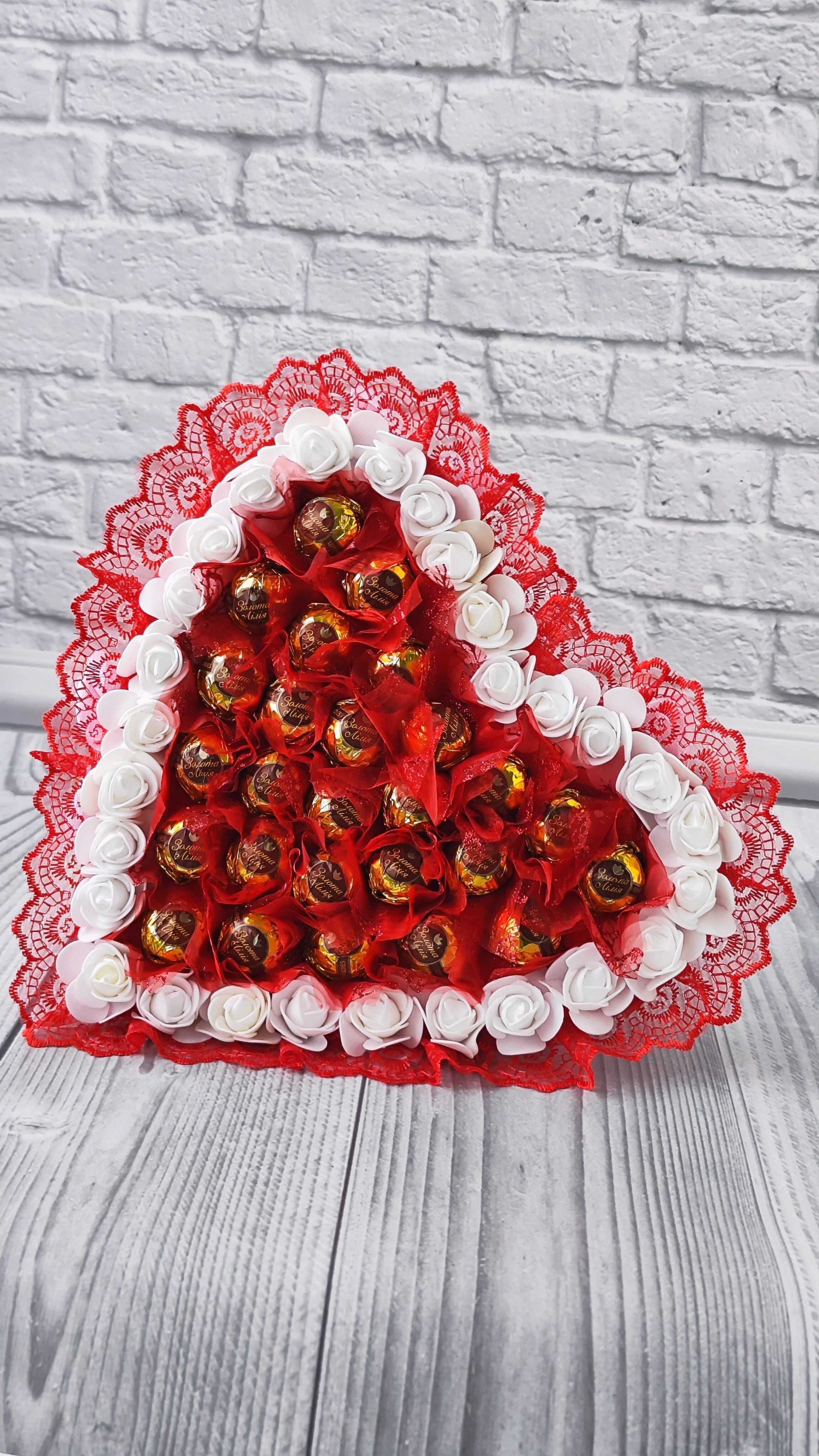 Букет із цукерками у формі серця подарунок на 8 березня из конфет