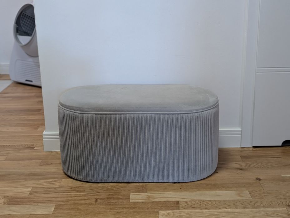 Welurowy puf że schowkiem do przedpokoju jasnoszary