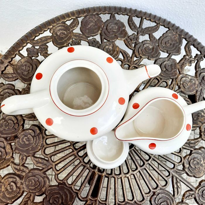 Conjunto vintage de um grande bule de chá e leiteira da Cesol
