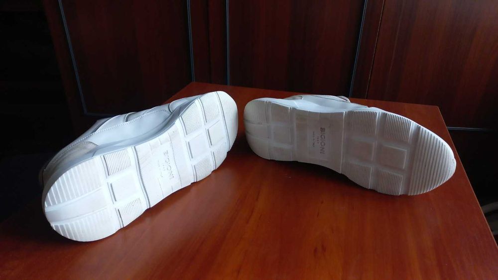 продам кросівки білі