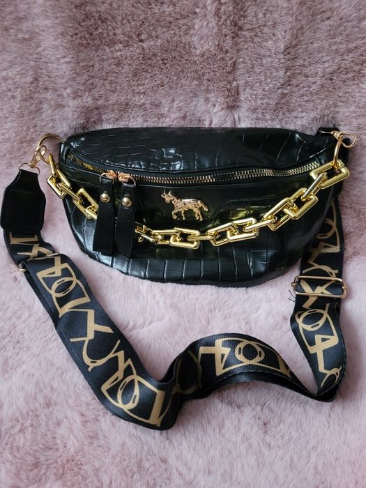 Torebka nerka czarna z ozdobnym łańcuchem w kolorze złotym