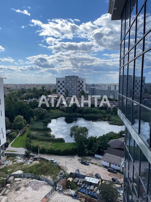 Продаж трикімнатної квартири з панорамним виглядом на озеро