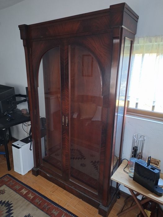 Vitrine com prateleiras de vidro