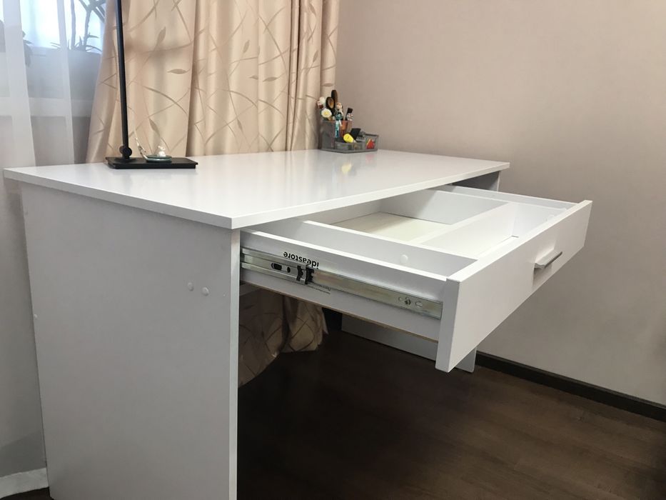 Письмовий стіл білий