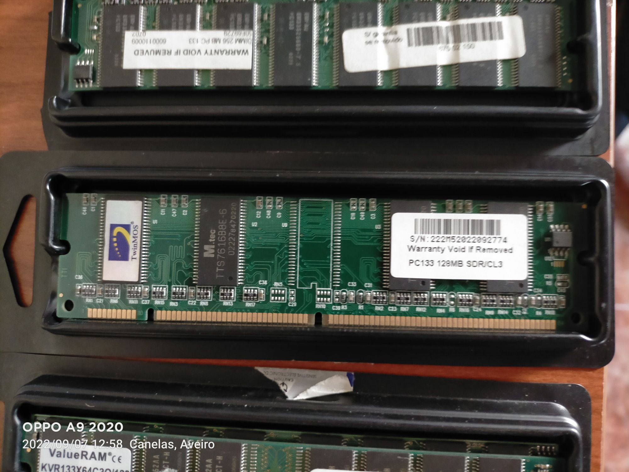 Memorias SDRAM diferentes marcas e capacidades.