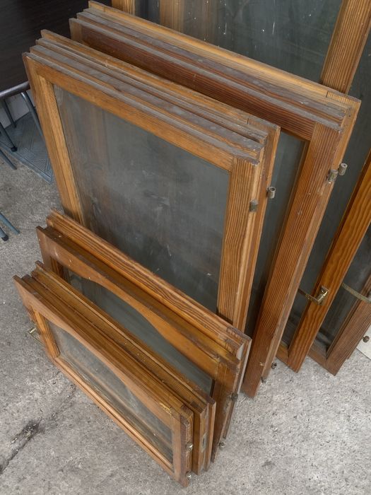 Продам лаковані деревʼяні вікна