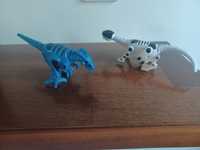 2 figurki dinozaurów