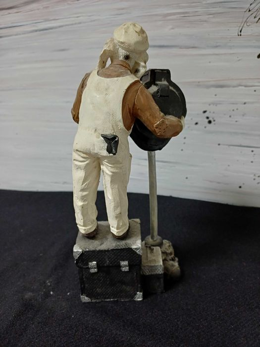 Estatueta em resina de cão com holofote, semáforo ou farol