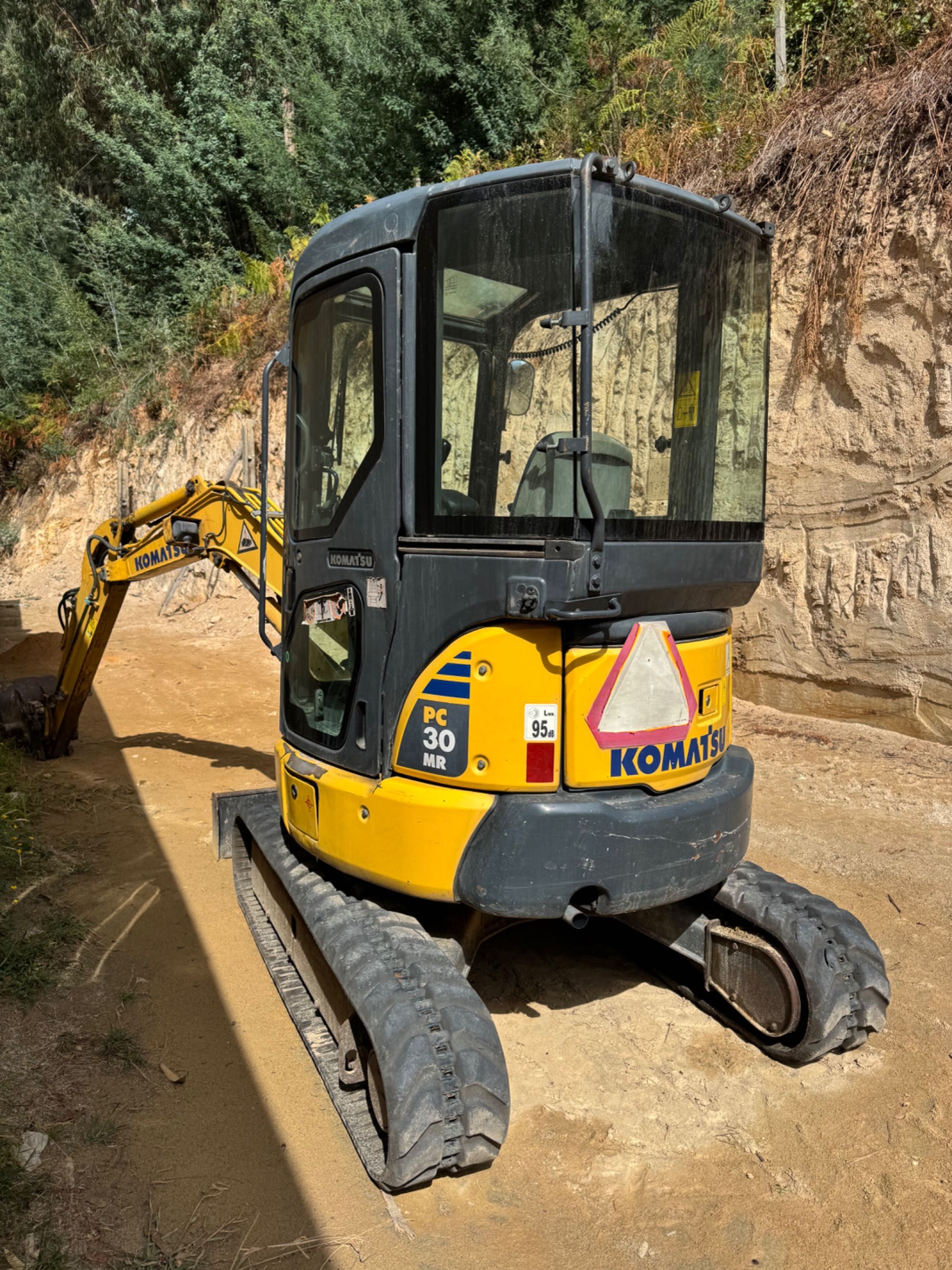 Mini giratória Komatsu PC30 MR3