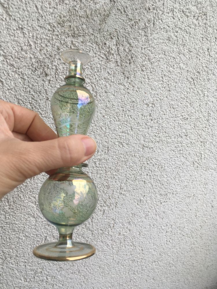 Stary flakon na perfumy fiolka szklana