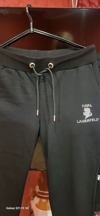 Женский спортивный кастюм.