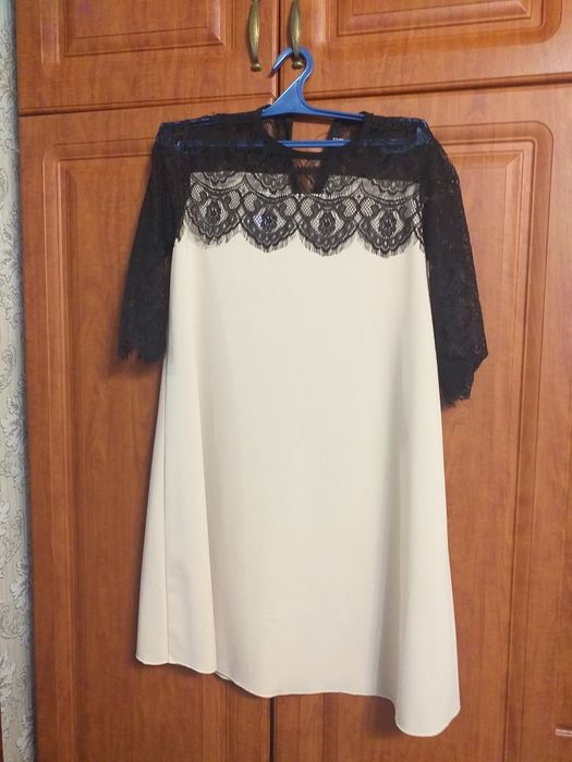 Коктейльна бежева сукня