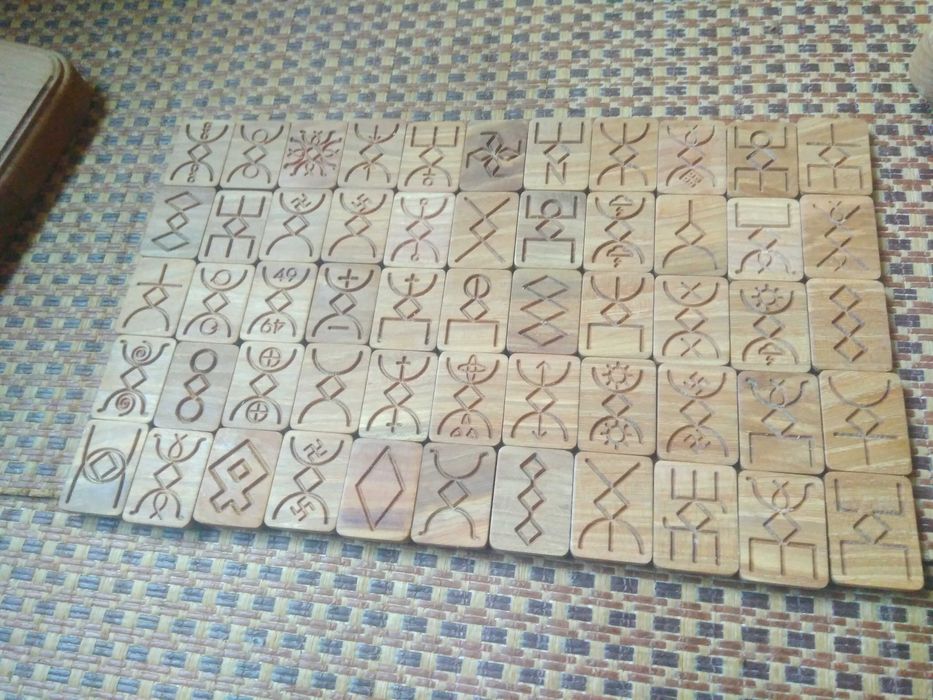 Алатырь-руны (набор со шкатулкой) (55 рун)