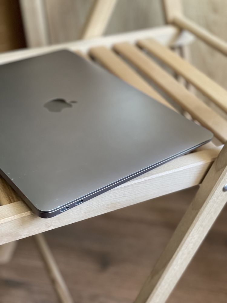 Apple MacBook Air 13”, 2019р, і5, SSD 128gb, 8gb ОЗУ.