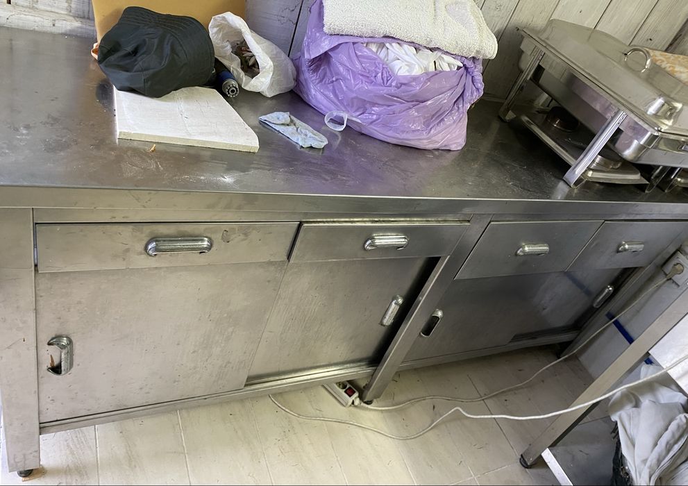 Mesa trabalho com portas e gavetas