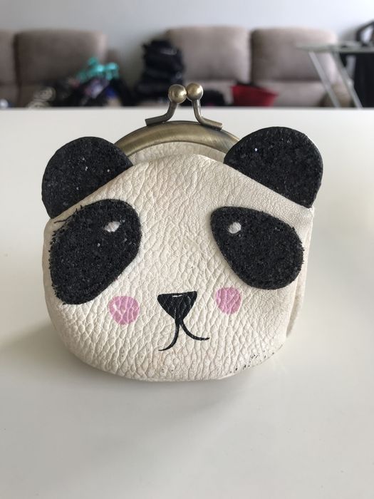 Várias malas, carteiras e porta-moedas