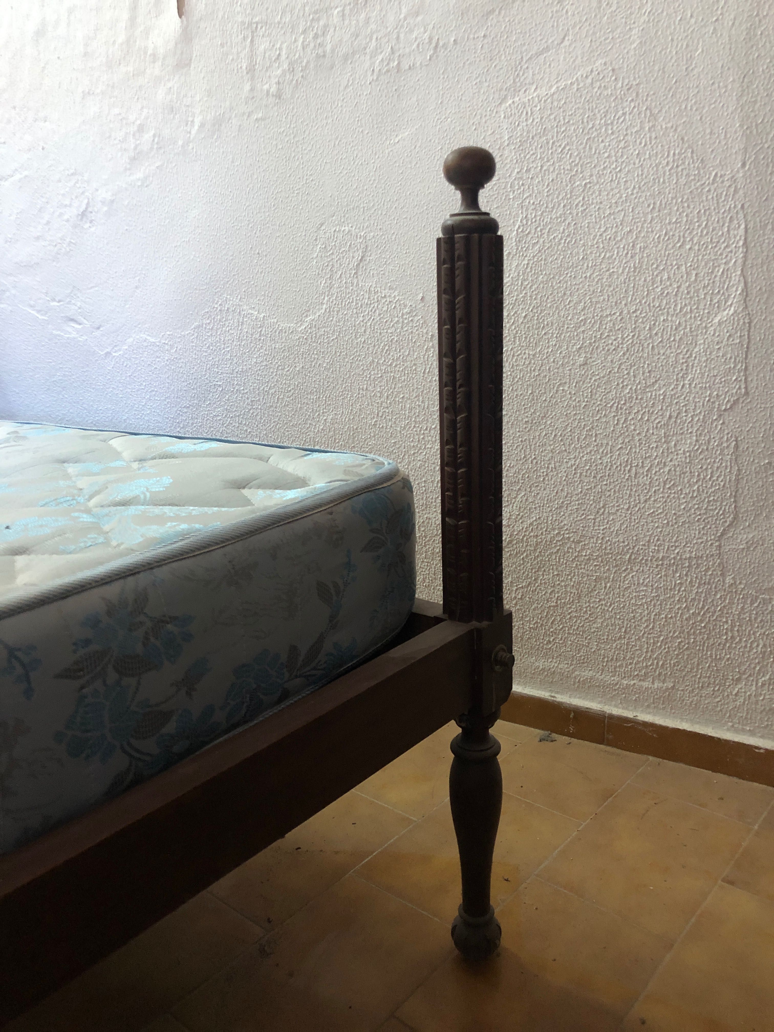 Cama de casal vintage em madeira maciça