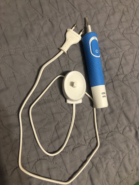 Електрична зубна щітка Oral-B Braun із зарядним пристроєм