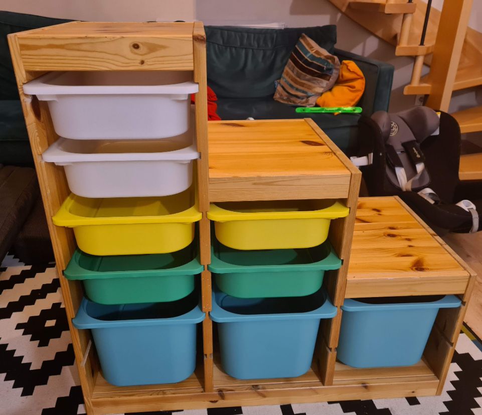 Regał ikea trofast z pojemnikami