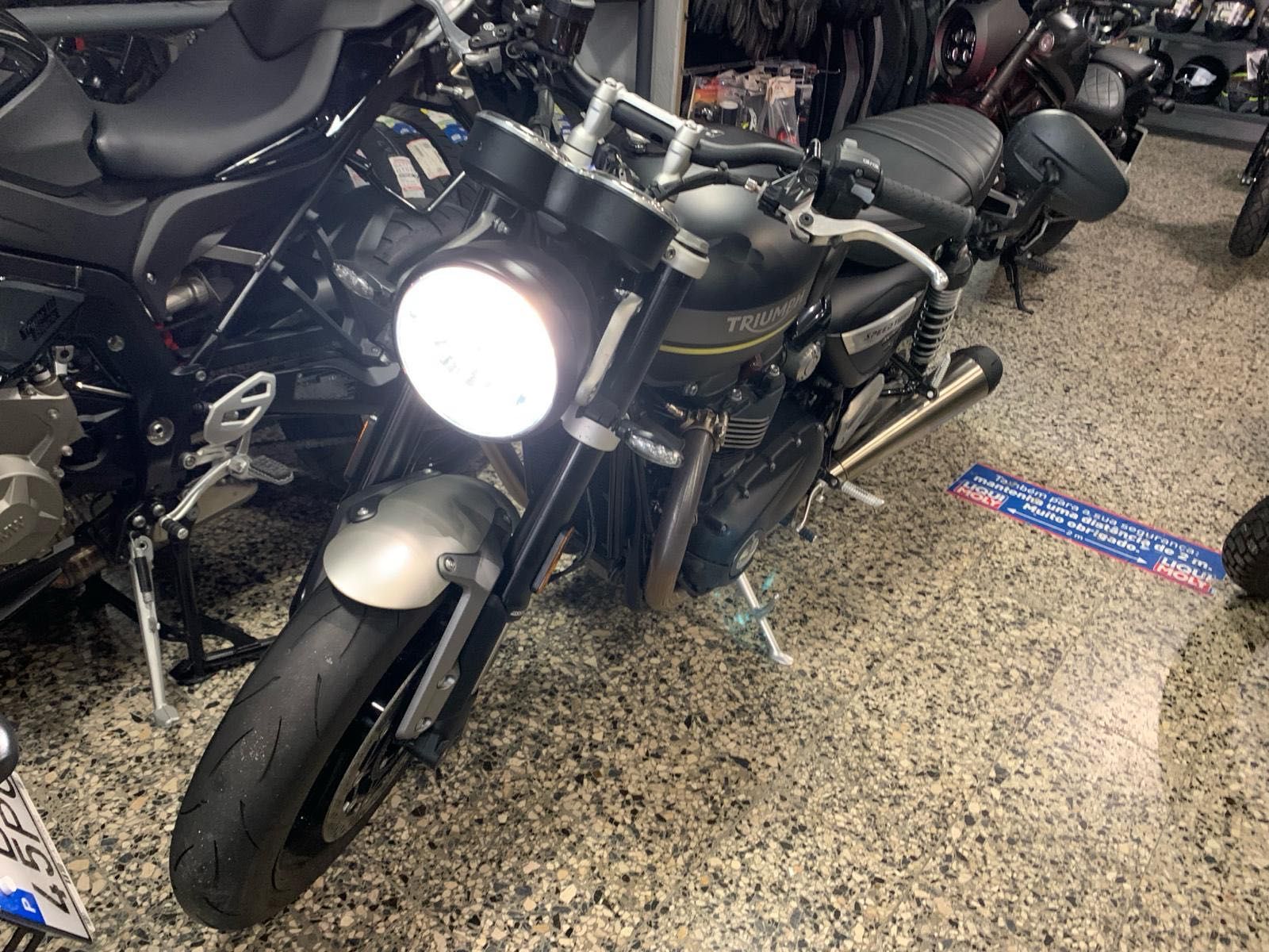 Triumph Speed Twin 1200 de 2022 com 6307 Kms Óptimo estado com Extras