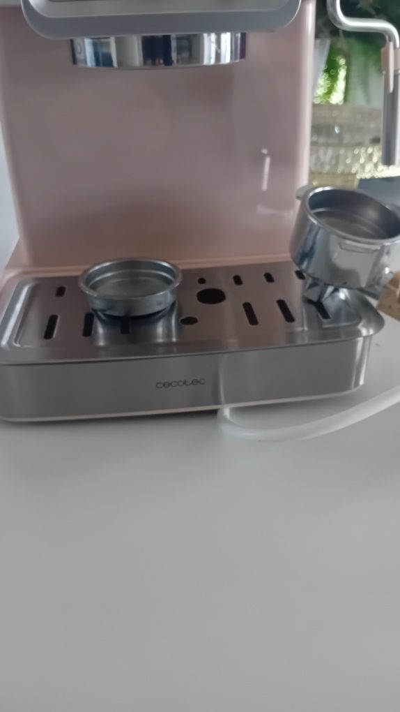 Nowy ekspres  kolbowy Cecotec 20