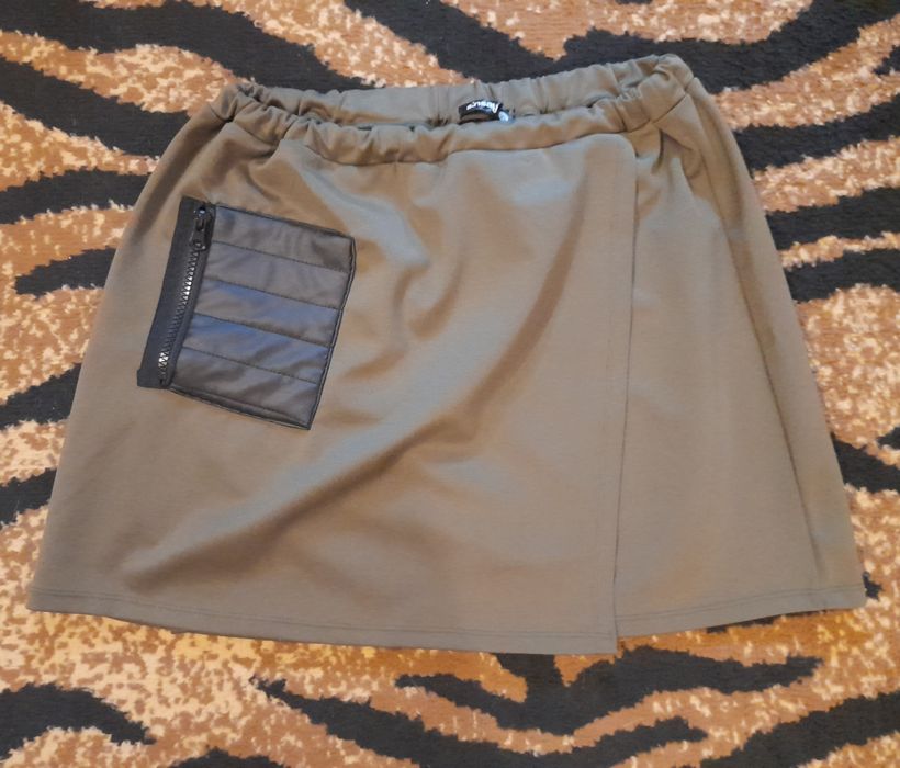 Spódnica khaki Sinsay XL [42) lub spódnica ołówkowa Pepco L  (40)