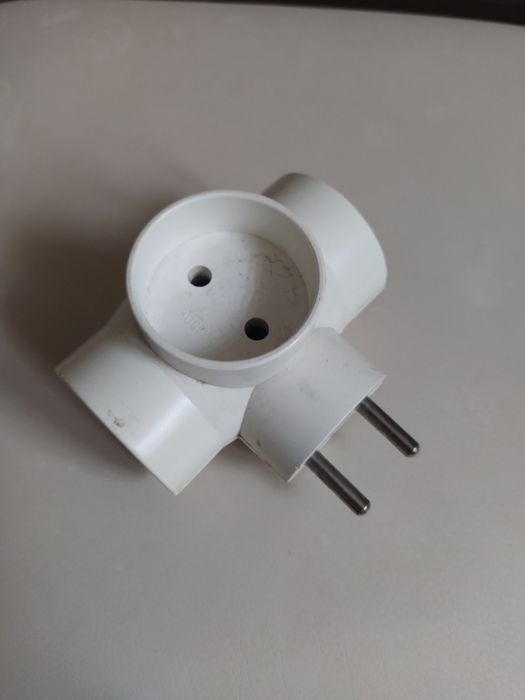 Rozgałęźnik Na 3 Wejścia W Dobrym Stanie Kolor Biały