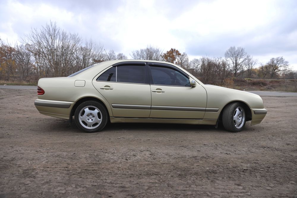 Мерседес 210  2002р' в