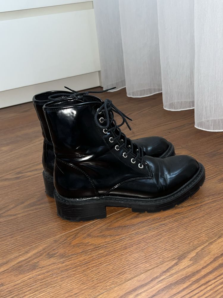 Botas pretas em bom estado