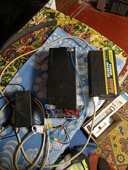 Джерело безперебійного живлення.Зарядна станція.