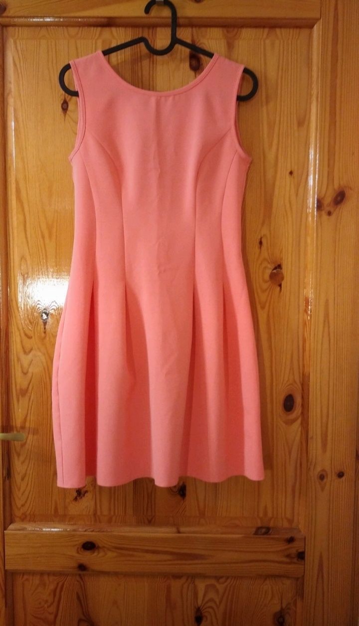 Sukienka koralowo-różowa