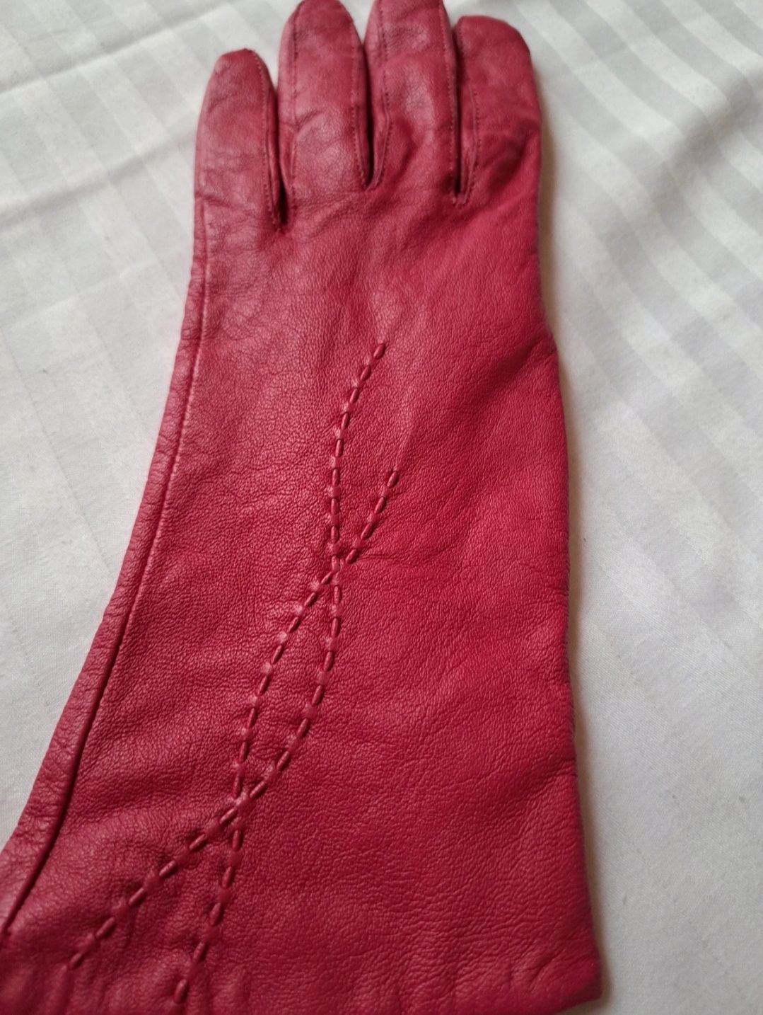piękne skórzame malinowe rękawiczki z haftem