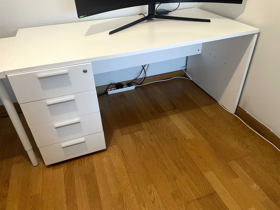 Secretária com módulo de gavetas