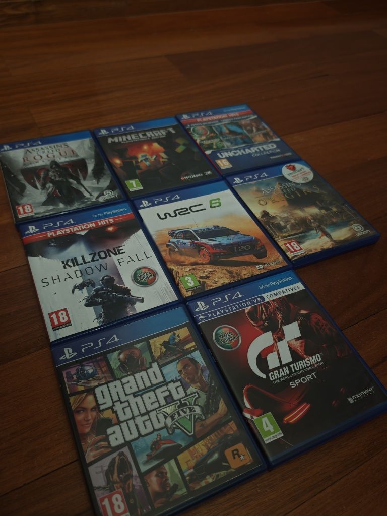 Playstation 4 com comandos e jogos
