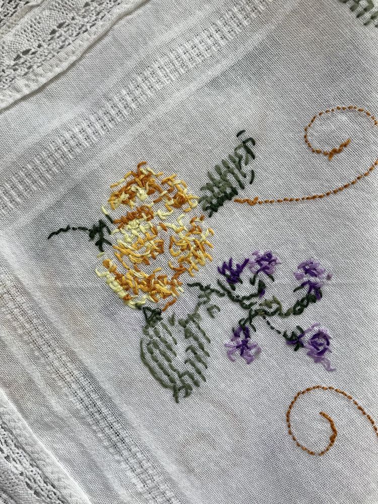 Biała serwetka vintage retro ręcznie haftowana w kwiaty