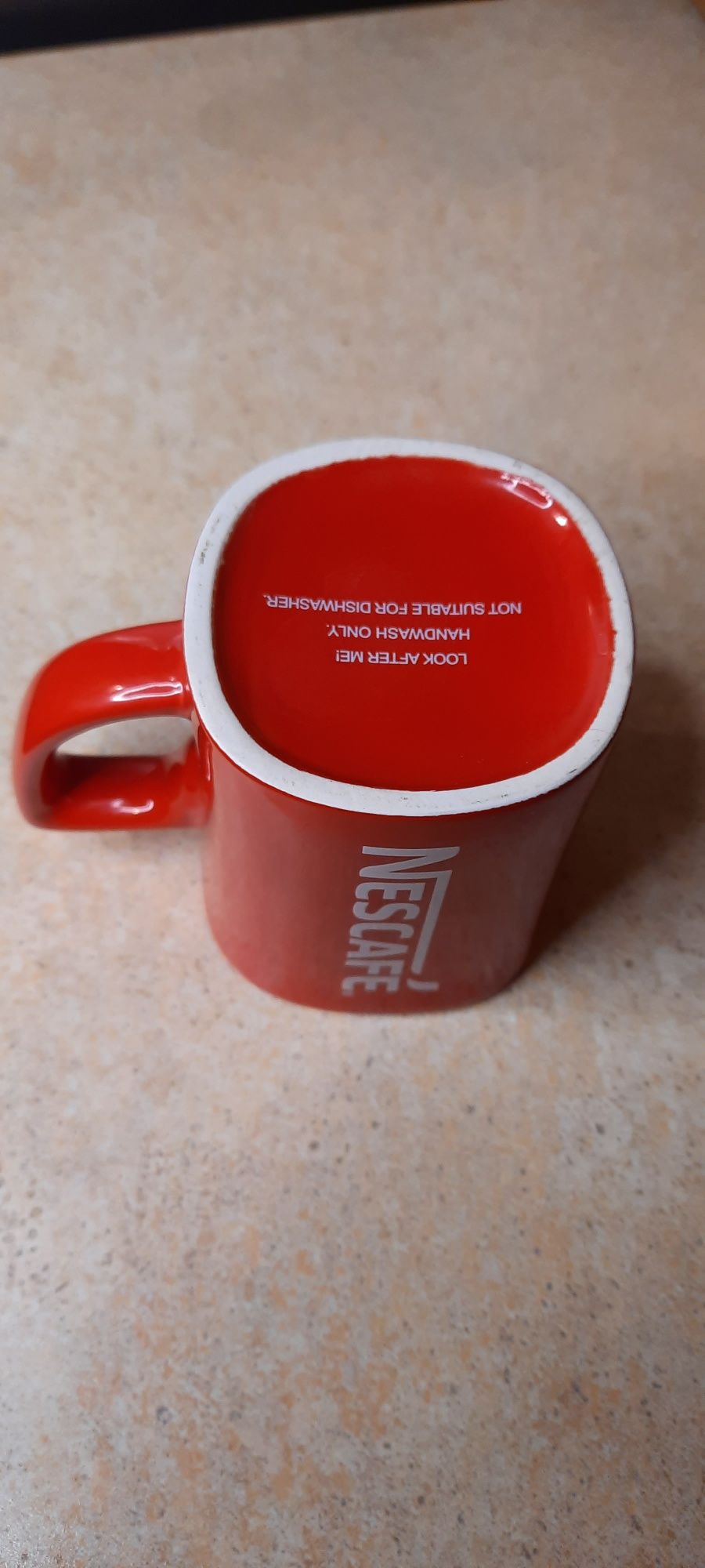 Czerwony kubek Nescafe buźka