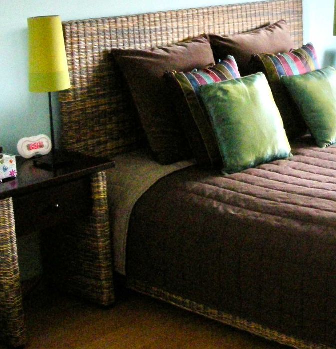 Cama Casal 200x160 com estrado, colchão, mesas de cabeceira e espelho