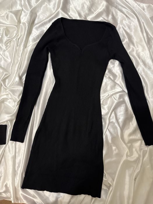 Чорна міні сукня із трендовим вирізом