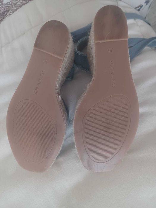 Sandálias de cunha em ganga da Stradivarius