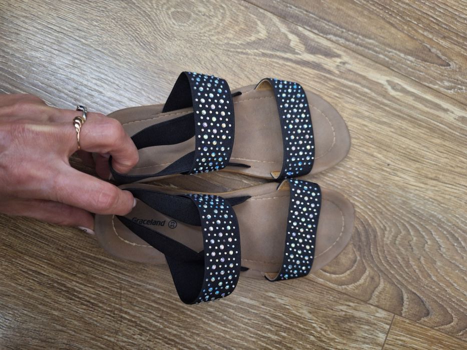 Sandaly z cekinami czarne gumowane Graceland rozm.32