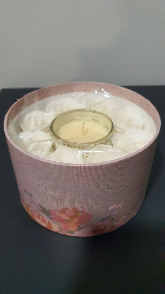 Mathilde M - Caixa com 8 flores de sabão perfumado + vela