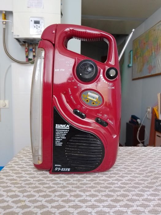 Радіо - Ліхтар. НОВИЙ акумулятор.!  Все працює.!  Купіть своїм батькам