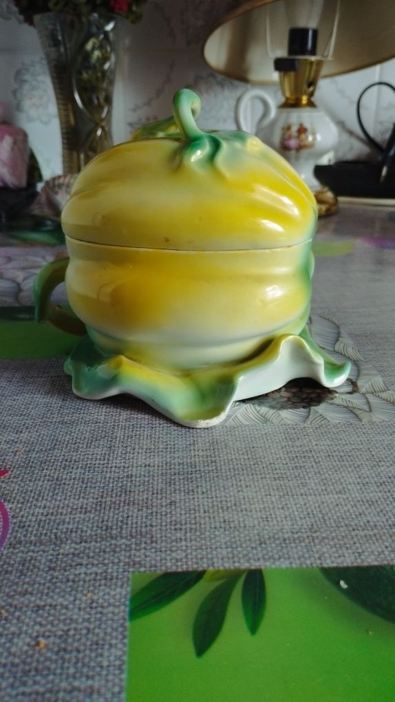 Продам фарфору статуетку