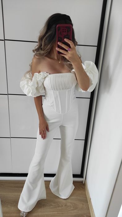 Biały kombinezon z bufiastymi rękawkami