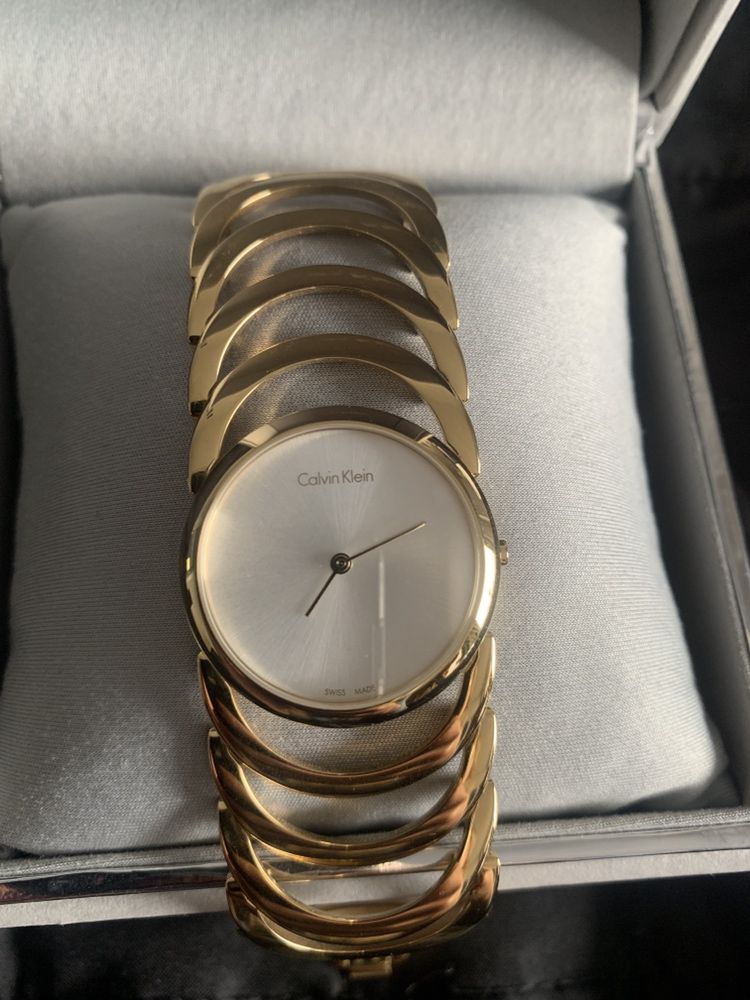 Zegarek damski na złotej bransolecie Calvin Klein