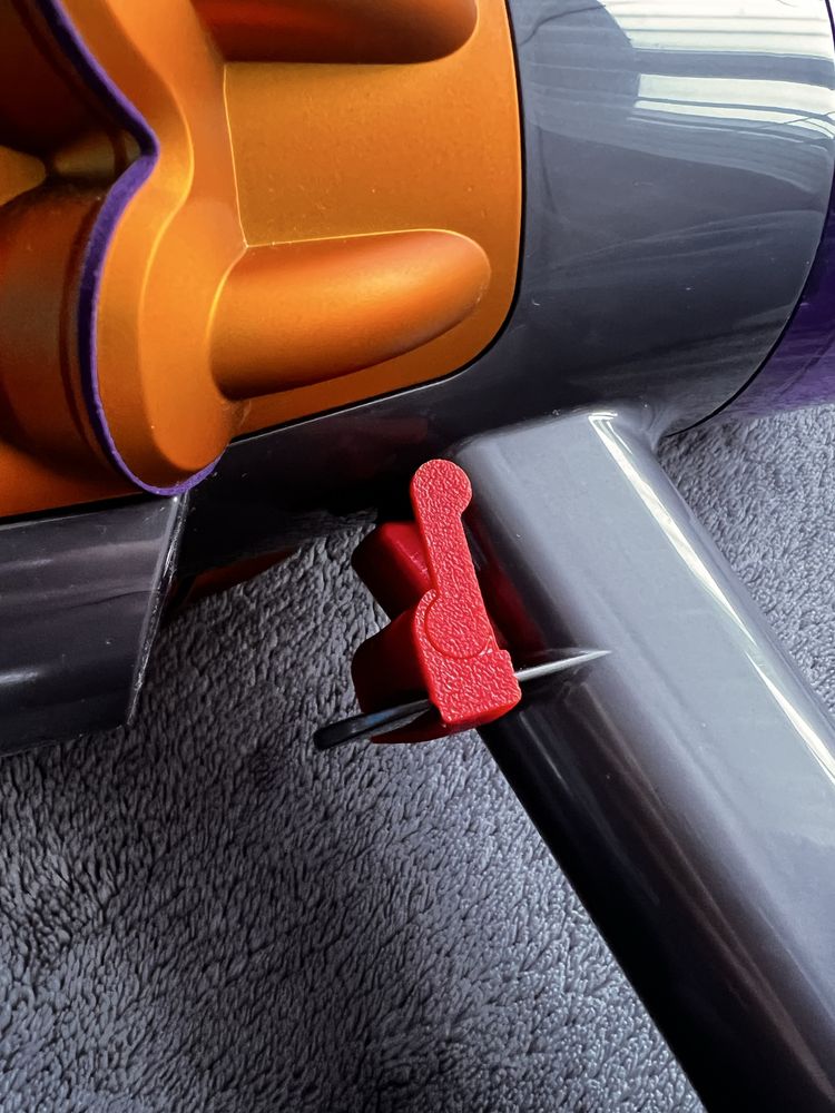 Blokada przycisku zasilania dyson